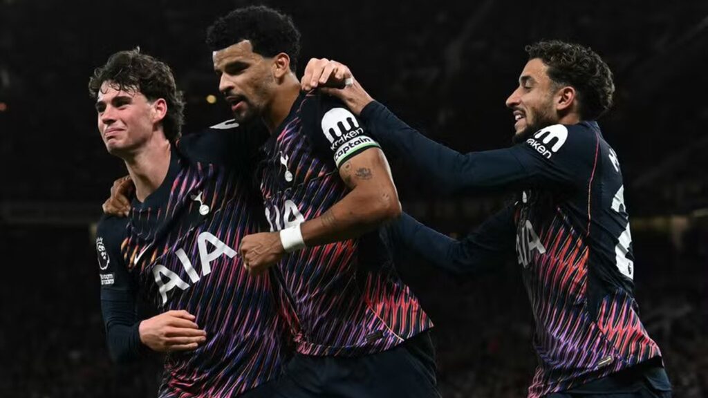 Man Utd 1-1 Tottenham: Solanke’s late header rescues draw for 10-man Spurs