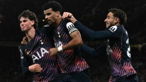 Man Utd 1-1 Tottenham: Solanke’s late header rescues draw for 10-man Spurs