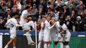 Swansea 2-1 Norwich: Idah seals comeback for Championship leaders